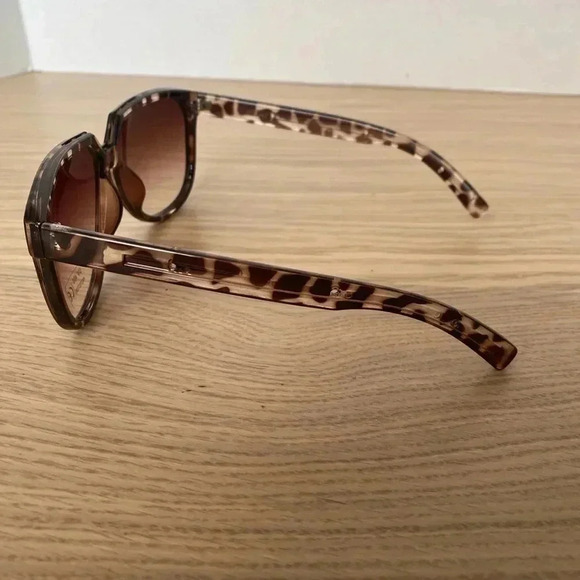 🆕Fashion Brown Sunglasses🆕 - Picture 3 of 5